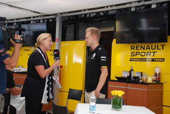Kevin Magnussen interview på Monza. Luna fra TV3 interviewer
