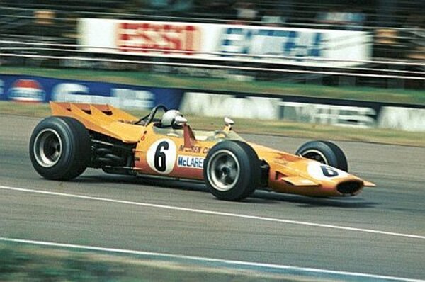 McLaren teamets grundlæger Bruce McLaren under det britiske Grand Prix på Silverstone 1969. Copyright Dave Rosser