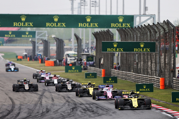 Kinas Grand Prix 2019. Feltet kører afsted på første omgang og i baggrunden overhaler Kevin Magnussen Romain Grosjean