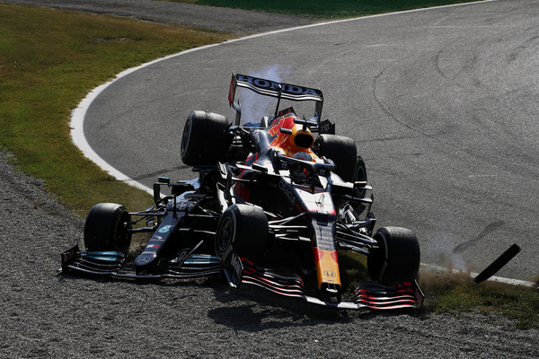Max Verstappen forsøger en overflyvning på Lewis Hamilton. Italiens GP 2021