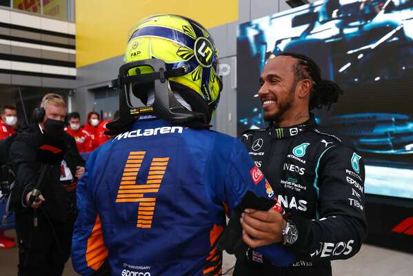 Gode 'vibes' mellem Lewis Hamilton og Lando Norris efter løbet. Ruslands GP 2021